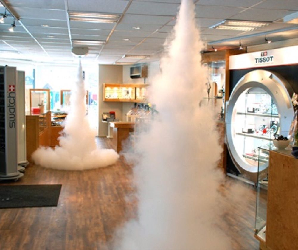 Générateur de brouillard anti-effraction en action dans un commerce
