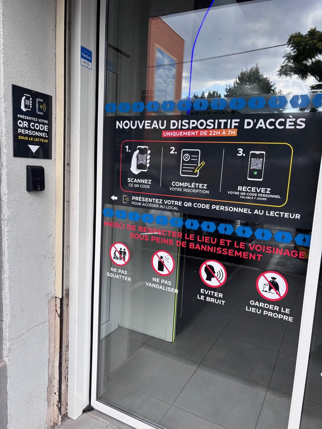 Dispositif d'accès par QR code personnel installé à l'entrée d'un commerce