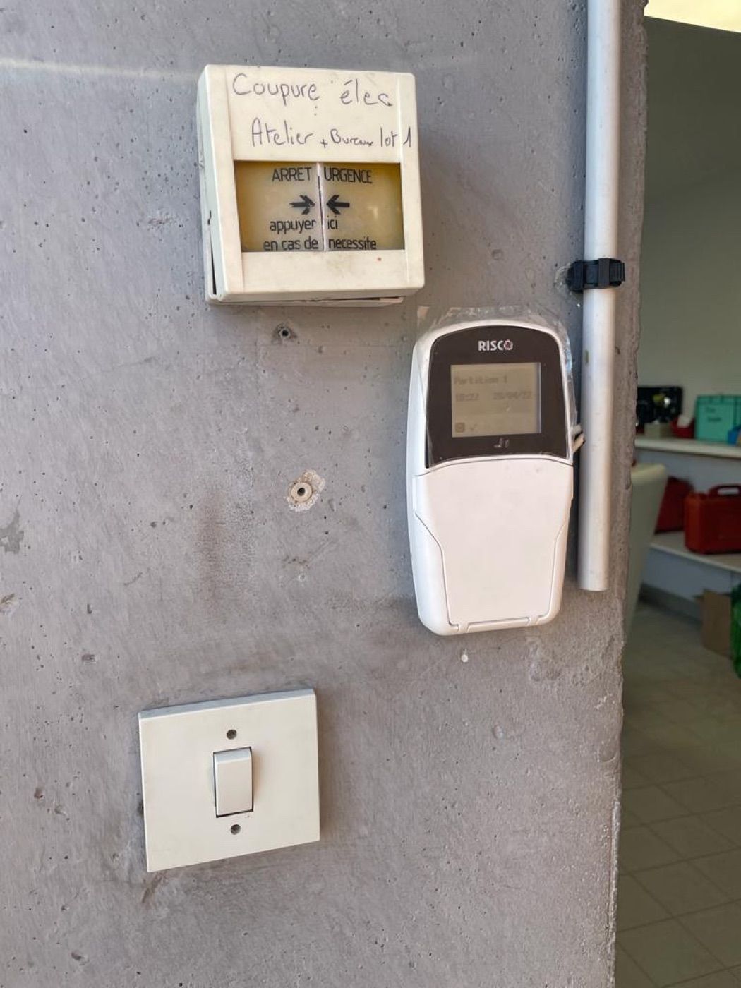 Clavier d'alarme Risco posé dans l'atelier d'Adequa'Son à Mâcon