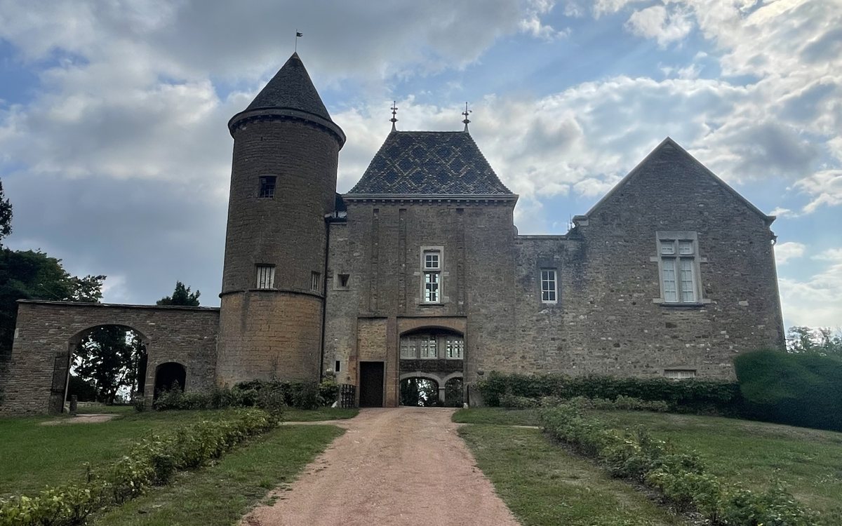Château d'un domaine viticole du Beaujolais protégé par alarme et vidéosurveillance