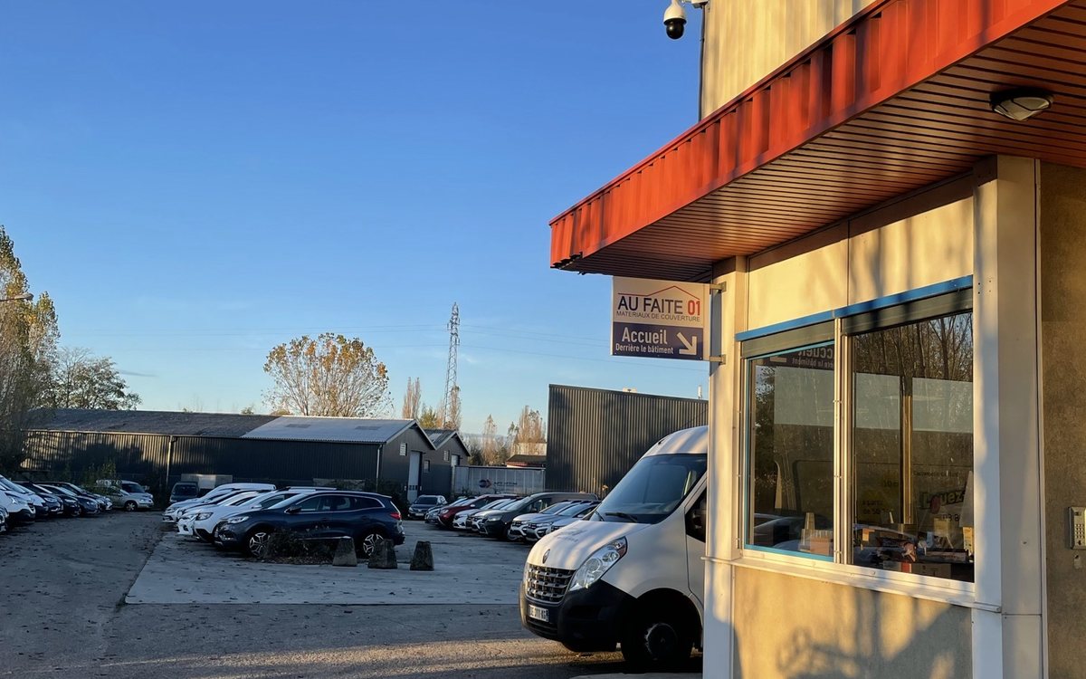 Façade du magasin de matériaux Au Faîte 01 à Bourg-en-Bresse, équipé en vidéosurveillance