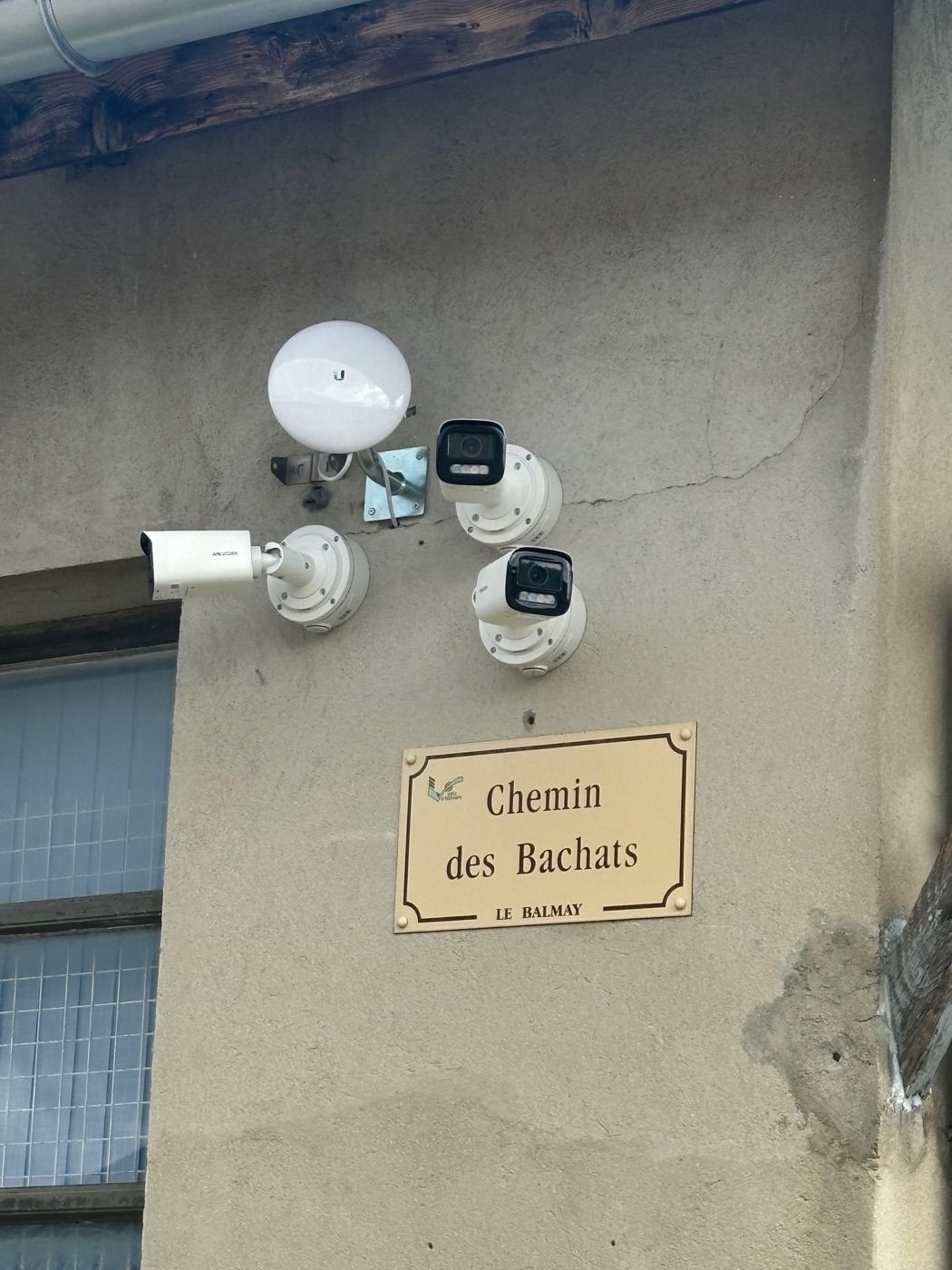 Caméras installées en façade de l'usine ACSA, au Balmay