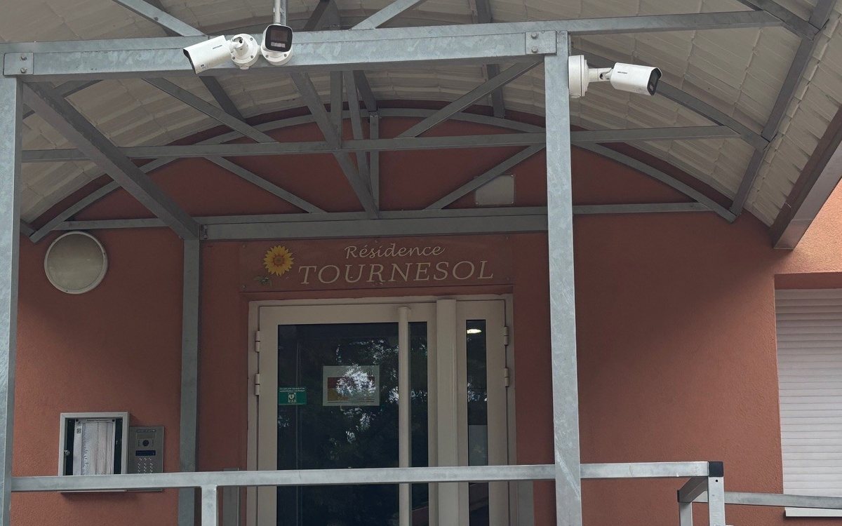 Entrée de la résidence senior Semcoda équipée de caméras sous l'auvent