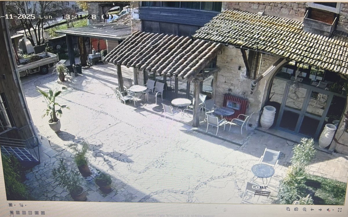 Vue caméra de la cour et de la terrasse de l'Hostellerie du Potin Gourmand, à Cluny