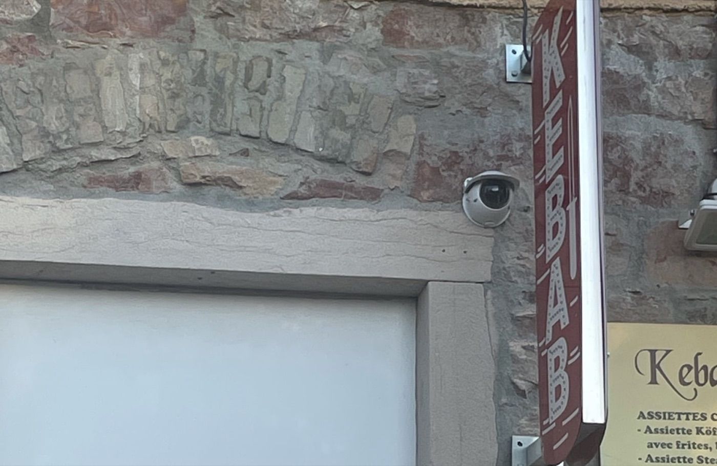 Mini dôme anti-vandale installé en façade d'un restaurant à Crèches-sur-Saône