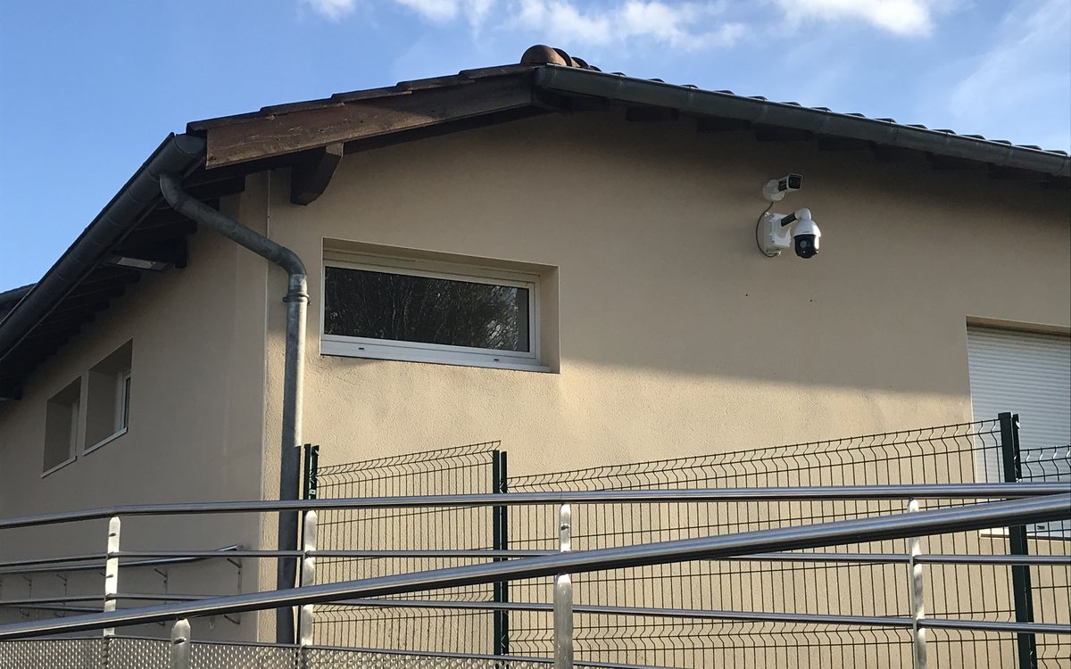 Caméra installée en façade d'un bâtiment communal de Laiz