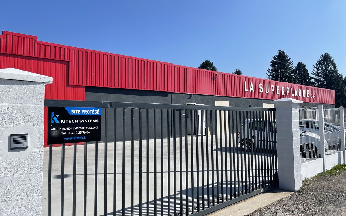 Entrée de l'usine La Superplaque à Replonges, équipée en vidéosurveillance