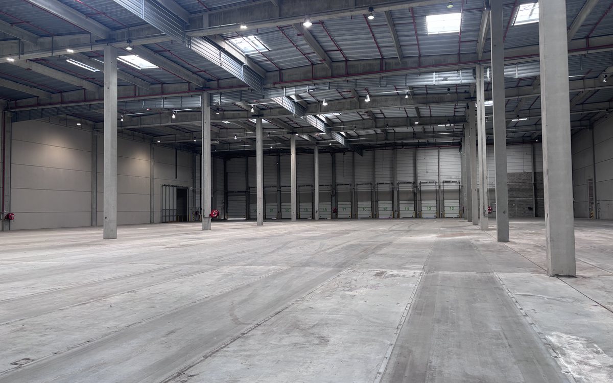Intérieur d'une plateforme logistique équipée en vidéosurveillance