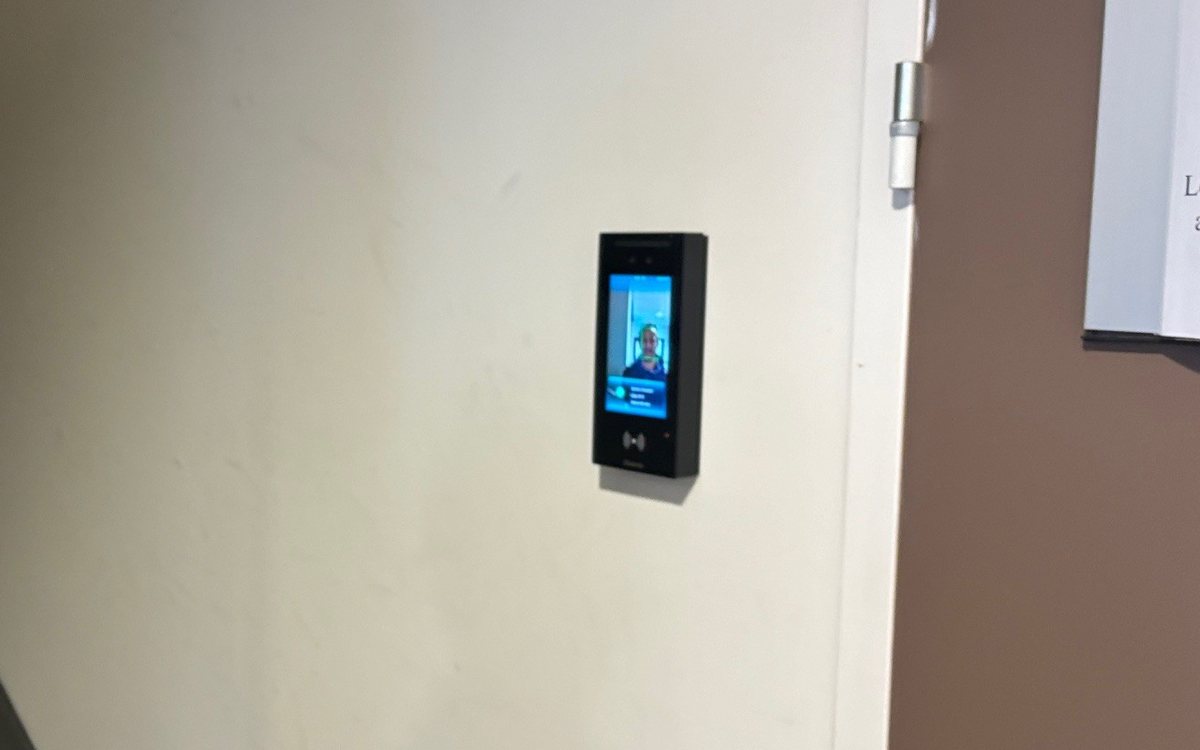 Terminal de reconnaissance faciale installé à l'entrée de bureaux