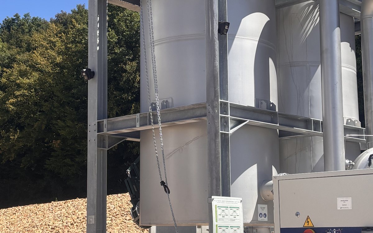 Silos et installations de l'unité de méthanisation de Condal, équipée en vidéosurveillance