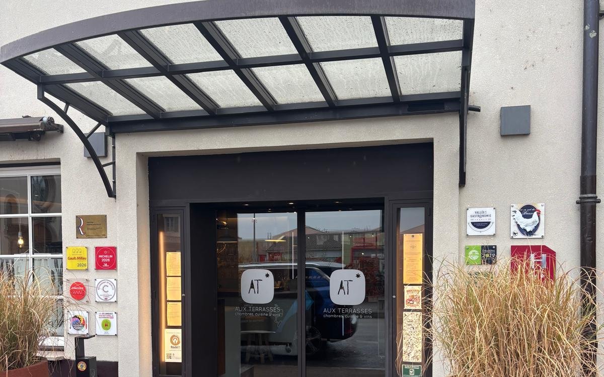 Entrée de l'hôtel-restaurant Aux Terrasses à Tournus, équipé en vidéosurveillance