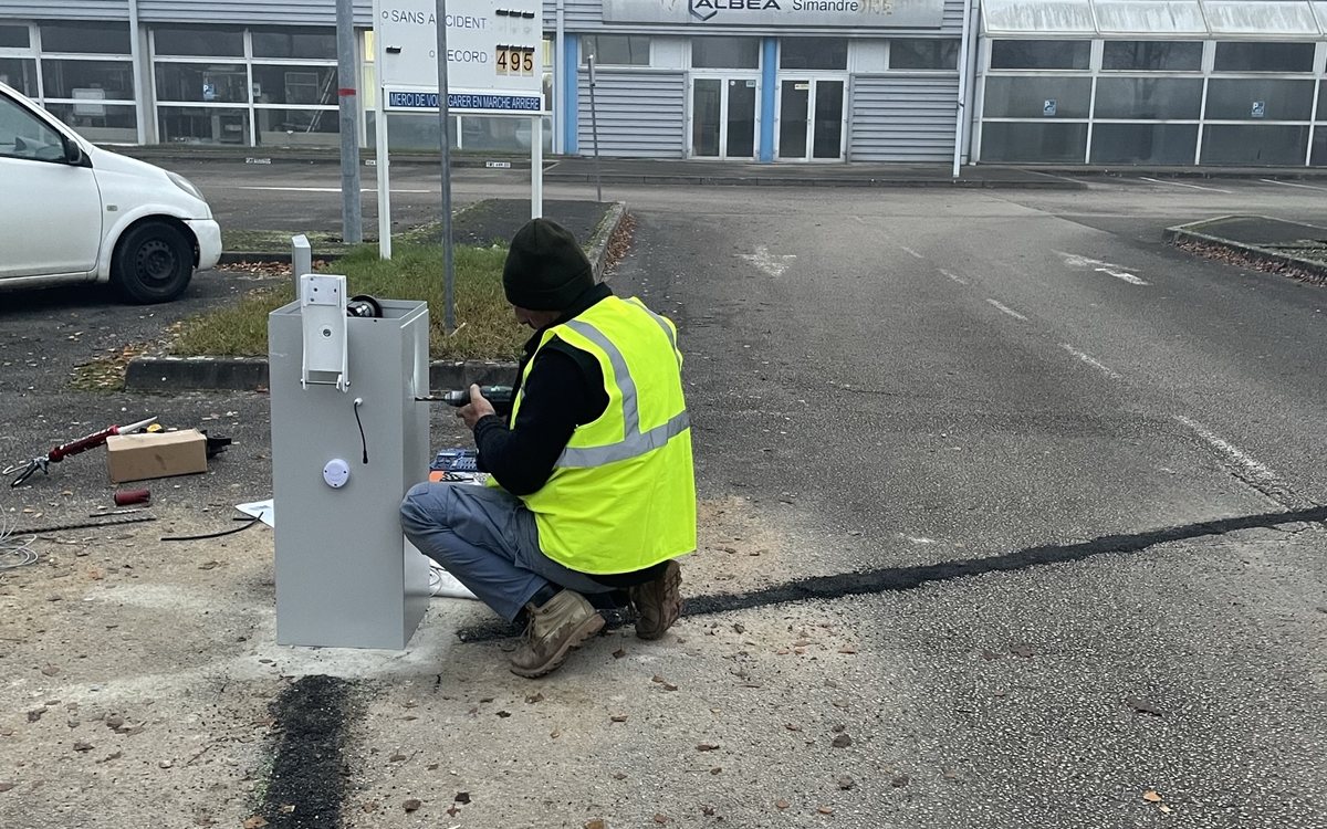Borne de contrôle d'accès installée à l'entrée du site Albéa à Tournus