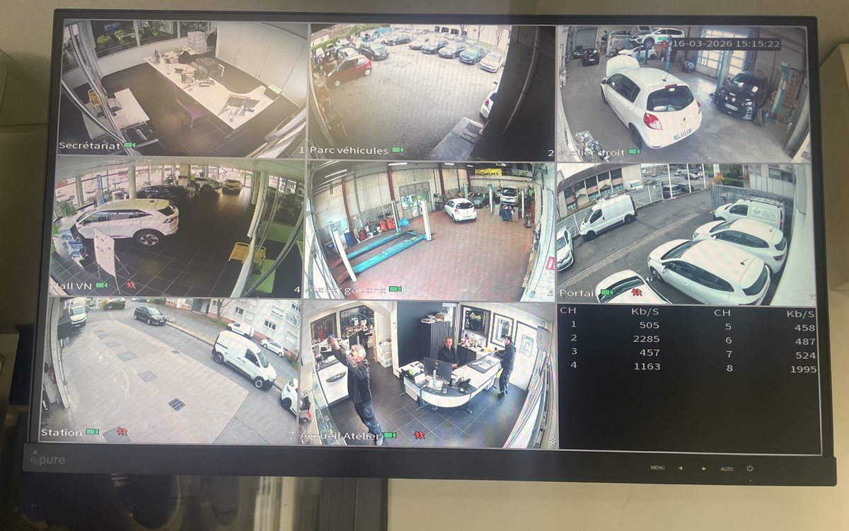 Écran de supervision montrant les caméras du parc véhicules du garage
