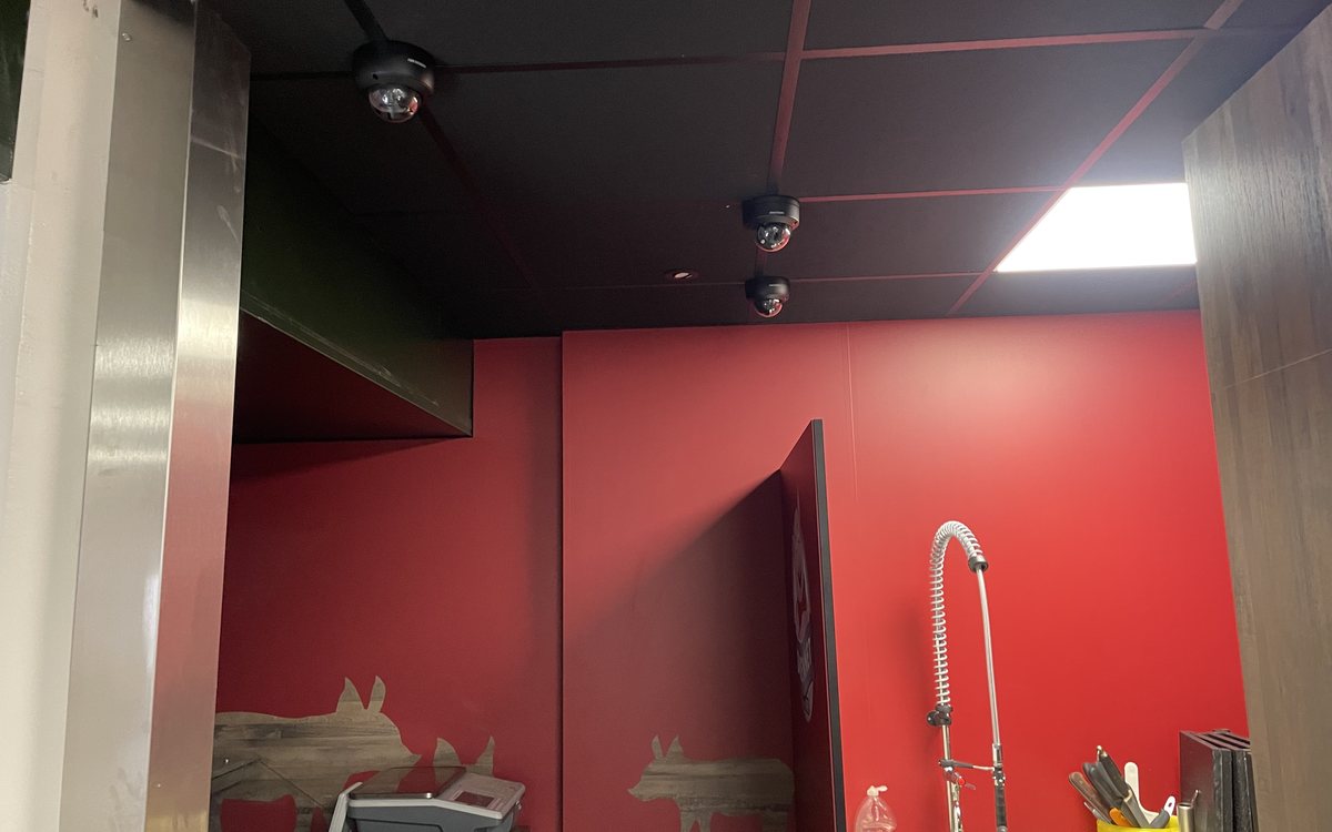 Caméra installée au-dessus de l'étal d'une charcuterie