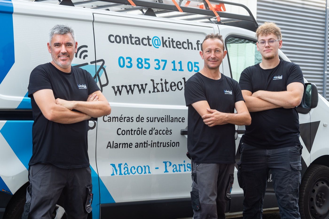 L'équipe Kitech Systems devant le van d'intervention