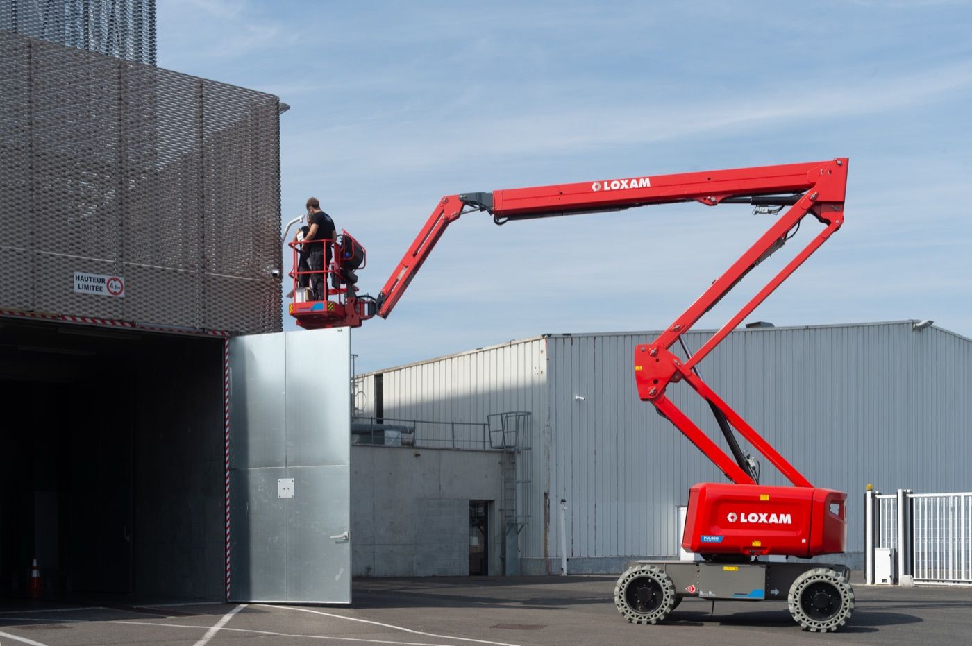Nacelle élévatrice Kitech utilisée pour l'installation de caméras sur un site de tri de déchets