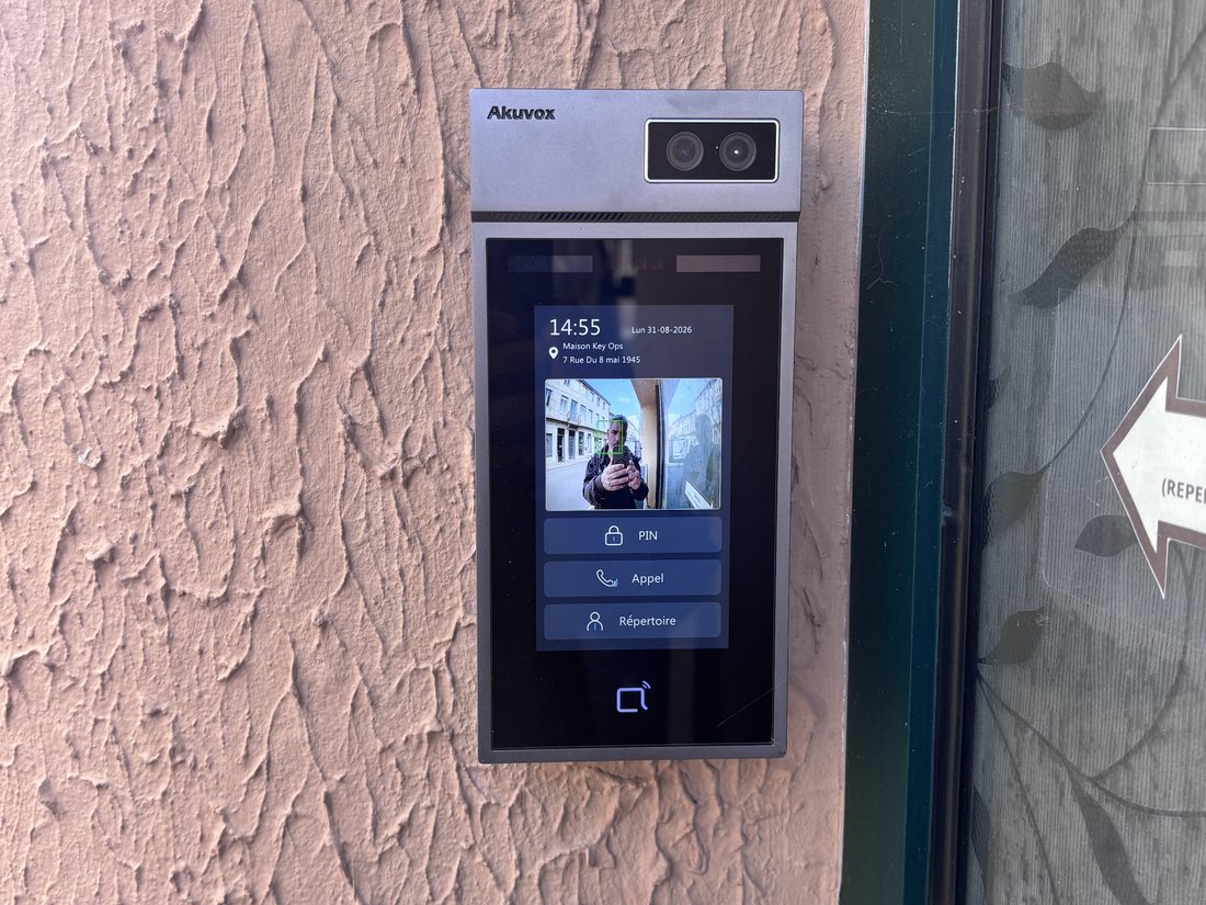 Platine d'interphone vidéo installée à l'entrée d'un immeuble